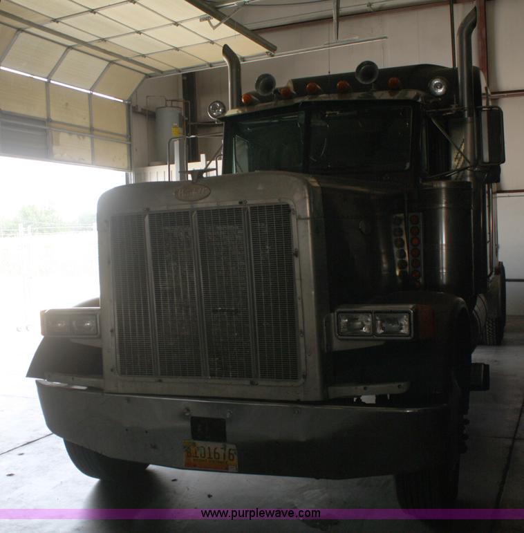 image for item B6821 1995 Peterbilt 379 semi truck