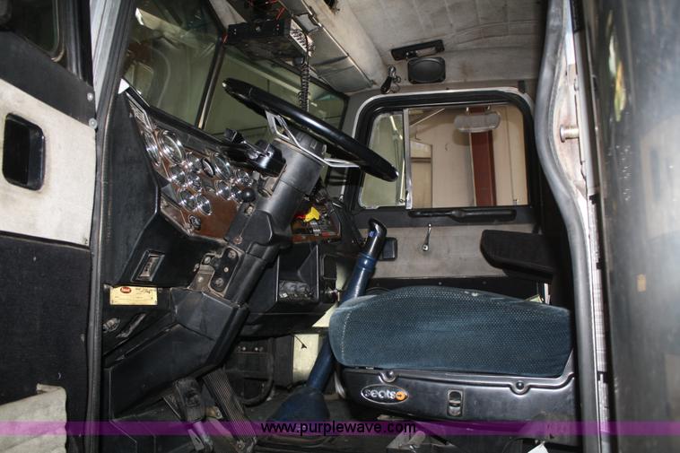 image for item B6821 1995 Peterbilt 379 semi truck