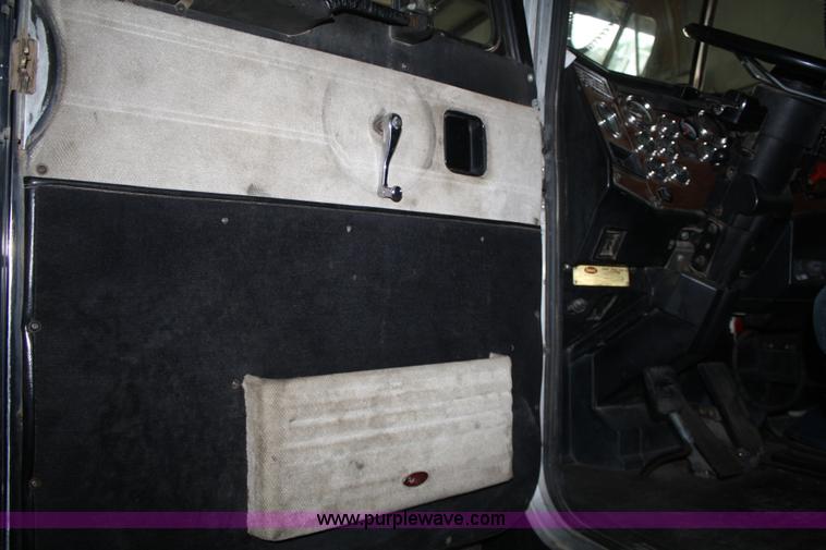 image for item B6821 1995 Peterbilt 379 semi truck