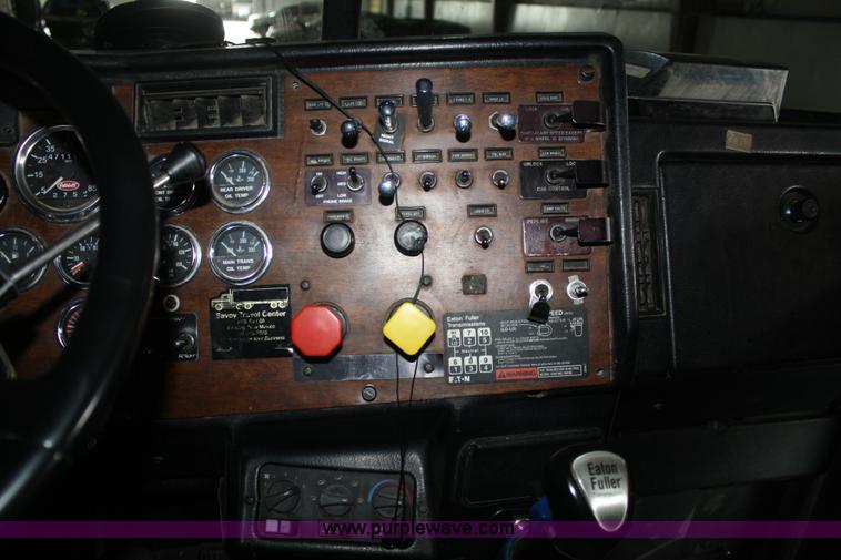 image for item B6821 1995 Peterbilt 379 semi truck