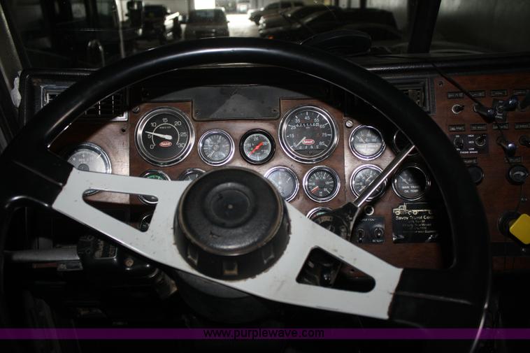 image for item B6821 1995 Peterbilt 379 semi truck