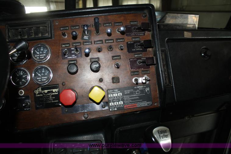 image for item B6821 1995 Peterbilt 379 semi truck