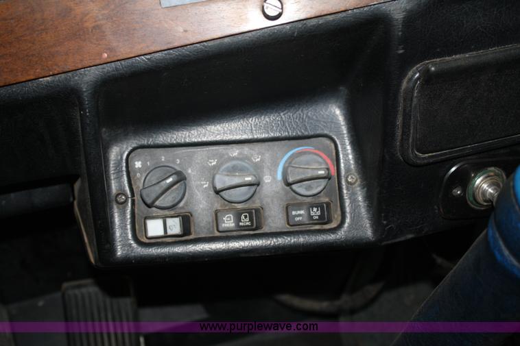 image for item B6821 1995 Peterbilt 379 semi truck