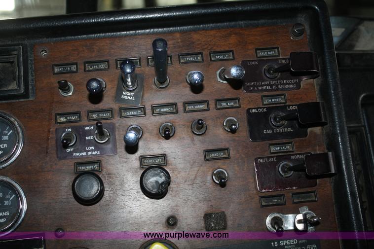 image for item B6821 1995 Peterbilt 379 semi truck