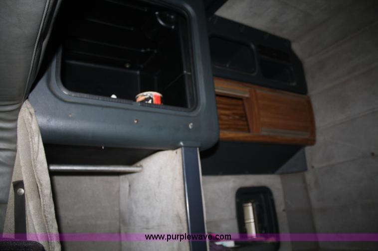 image for item B6821 1995 Peterbilt 379 semi truck