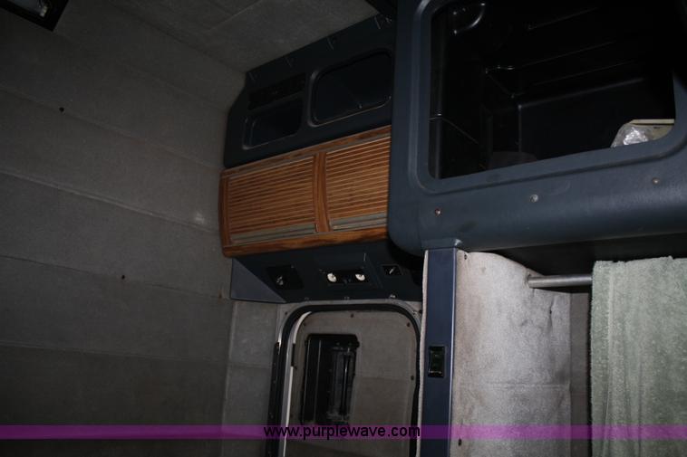 image for item B6821 1995 Peterbilt 379 semi truck