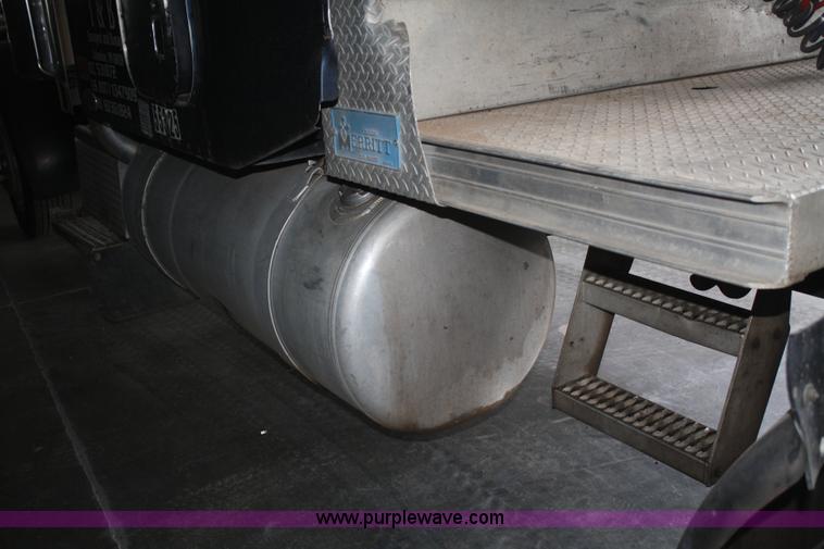 image for item B6821 1995 Peterbilt 379 semi truck