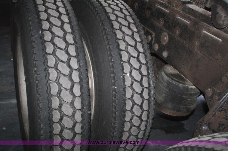 image for item B6821 1995 Peterbilt 379 semi truck