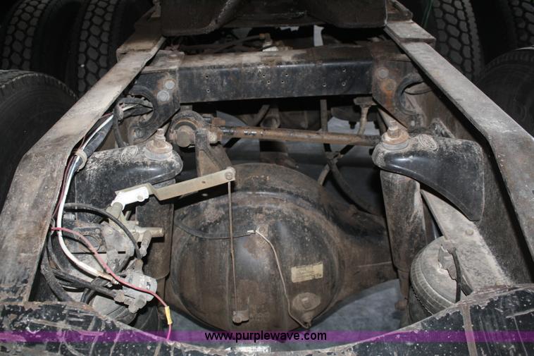 image for item B6821 1995 Peterbilt 379 semi truck