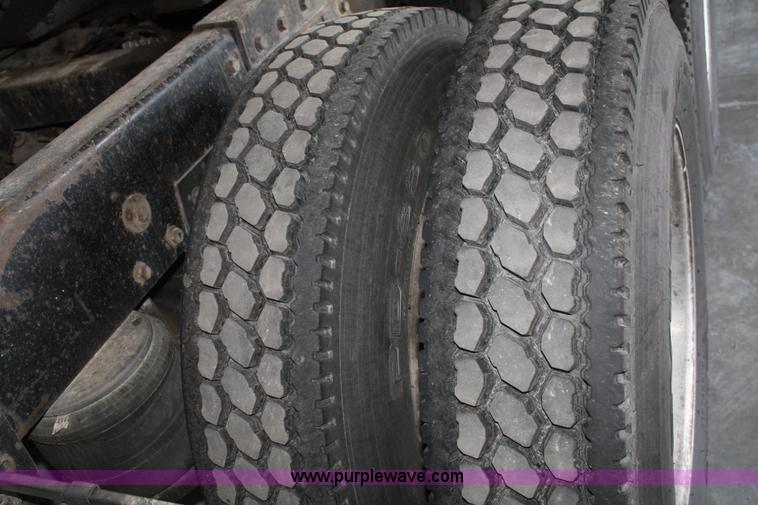 image for item B6821 1995 Peterbilt 379 semi truck