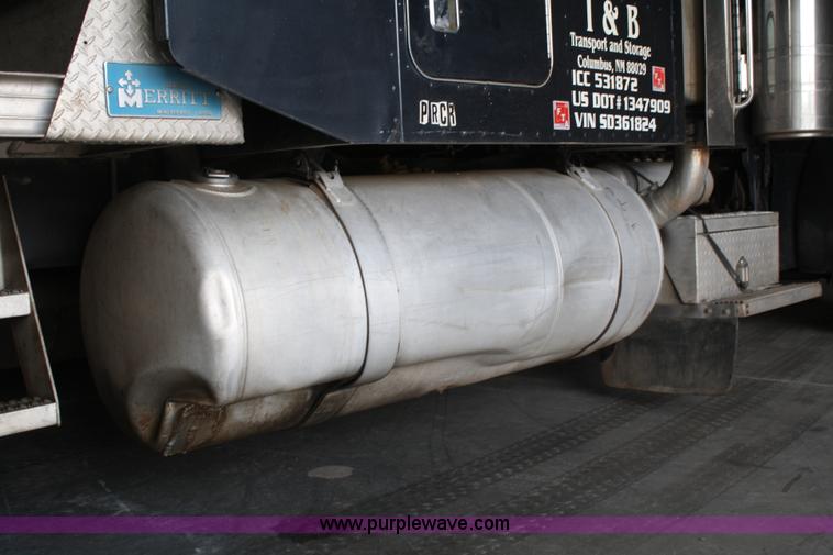 image for item B6821 1995 Peterbilt 379 semi truck