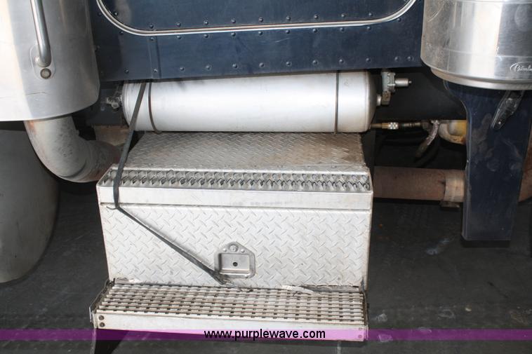 image for item B6821 1995 Peterbilt 379 semi truck