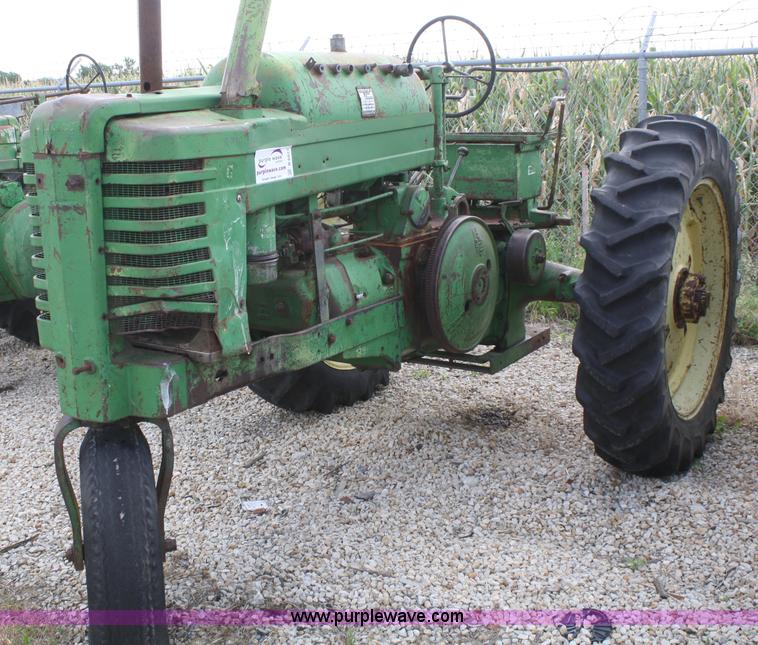 image for item B6823 1952 John Deere Model G tractor