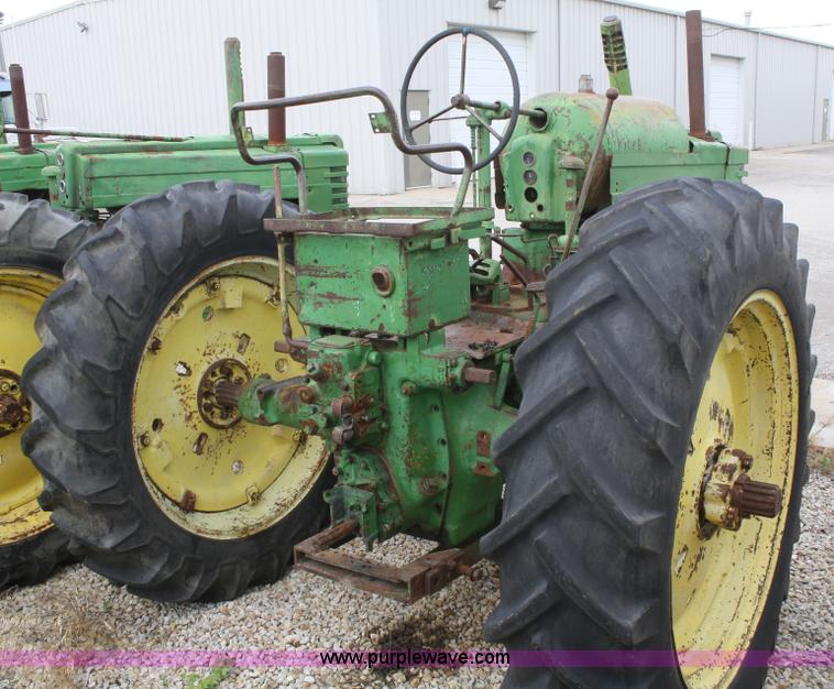 image for item B6823 1952 John Deere Model G tractor