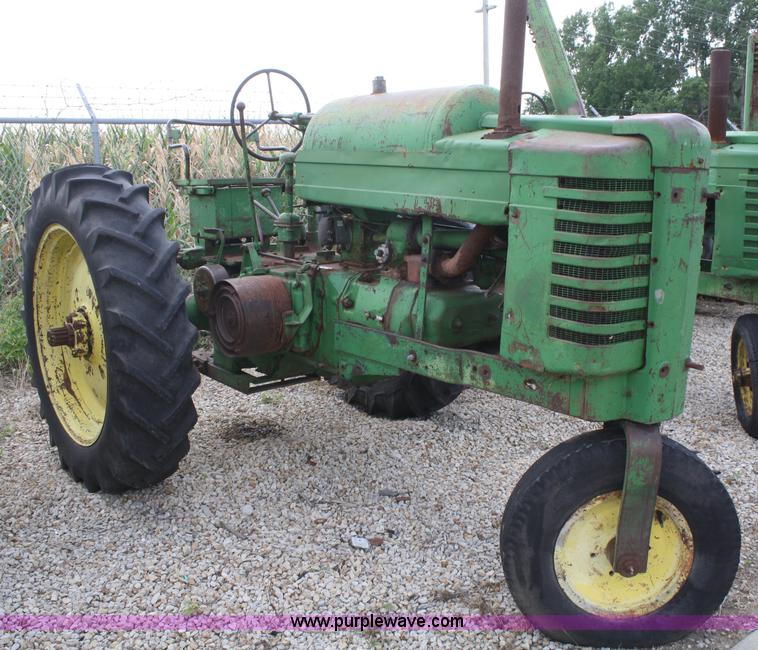 image for item B6823 1952 John Deere Model G tractor