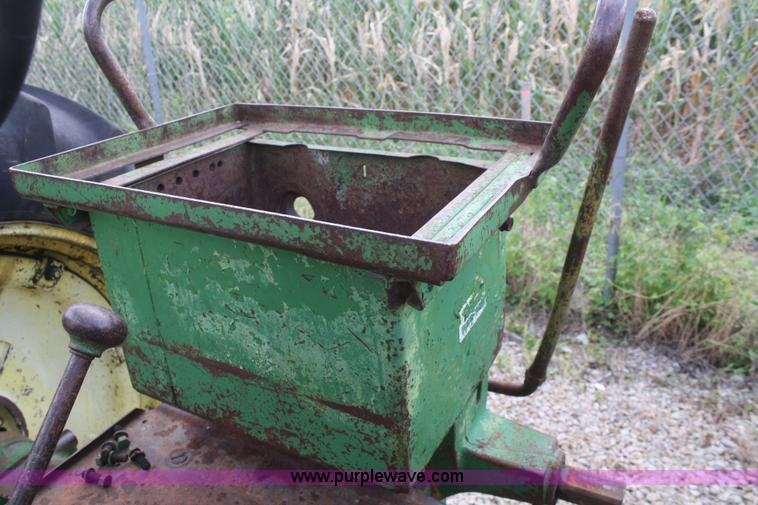 image for item B6823 1952 John Deere Model G tractor