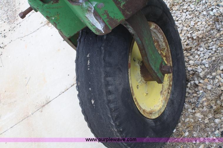 image for item B6823 1952 John Deere Model G tractor