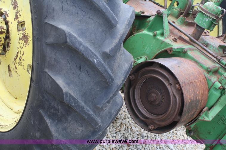 image for item B6823 1952 John Deere Model G tractor