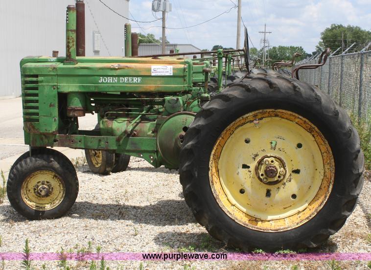 image for item B6825 1952 John Deere Model G tractor