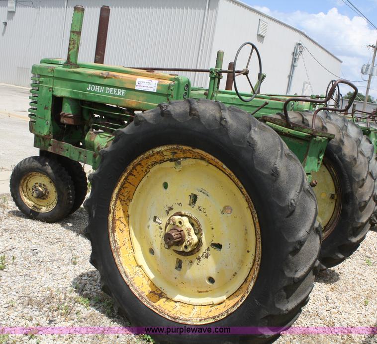 image for item B6825 1952 John Deere Model G tractor