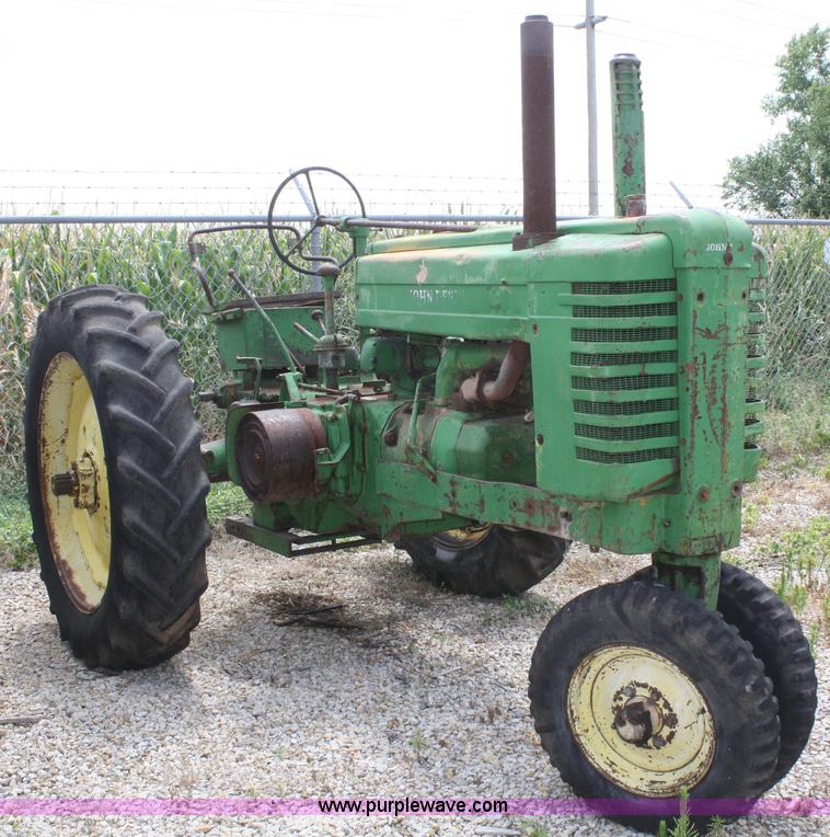 image for item B6825 1952 John Deere Model G tractor