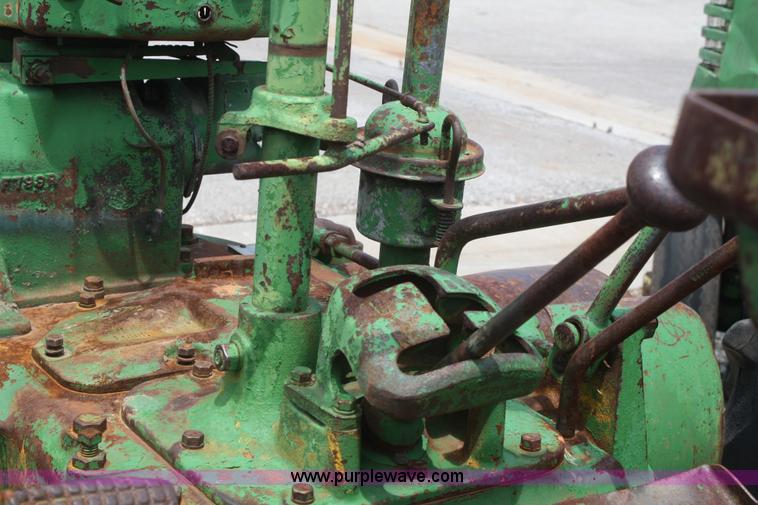 image for item B6825 1952 John Deere Model G tractor