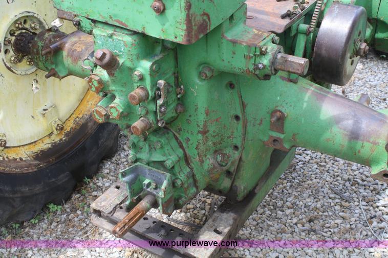 image for item B6825 1952 John Deere Model G tractor