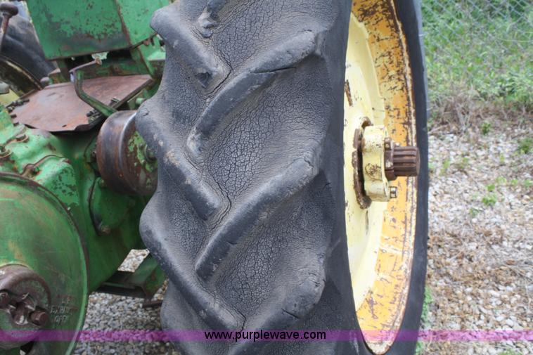 image for item B6825 1952 John Deere Model G tractor