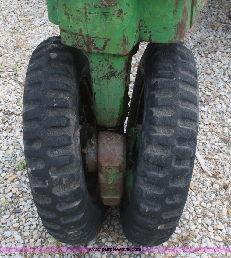 image for item B6825 1952 John Deere Model G tractor