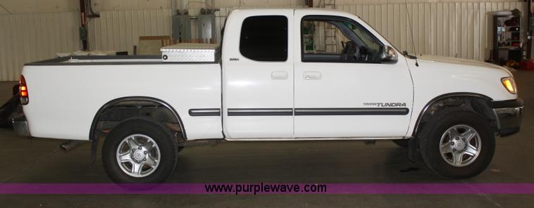 image for item B6830 2002 Toyota Tundra SR5 Access Cab pickup truck