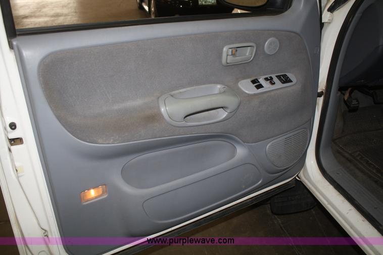 image for item B6830 2002 Toyota Tundra SR5 Access Cab pickup truck