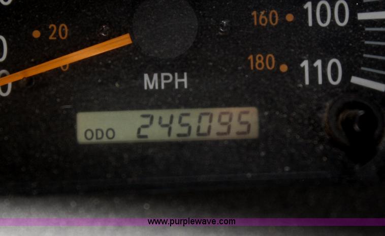 image for item B6830 2002 Toyota Tundra SR5 Access Cab pickup truck