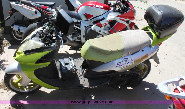 image for item D5141 2005 Viva moped