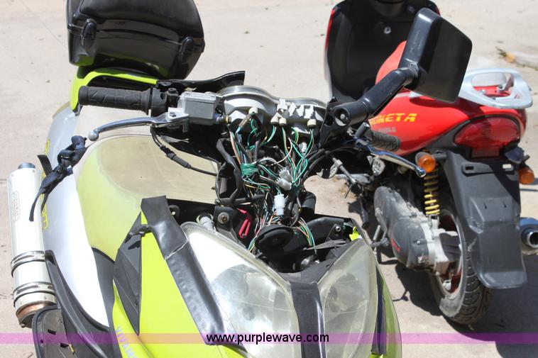 image for item D5141 2005 Viva moped