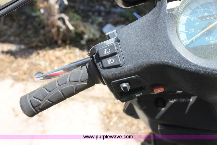 image for item D5141 2005 Viva moped