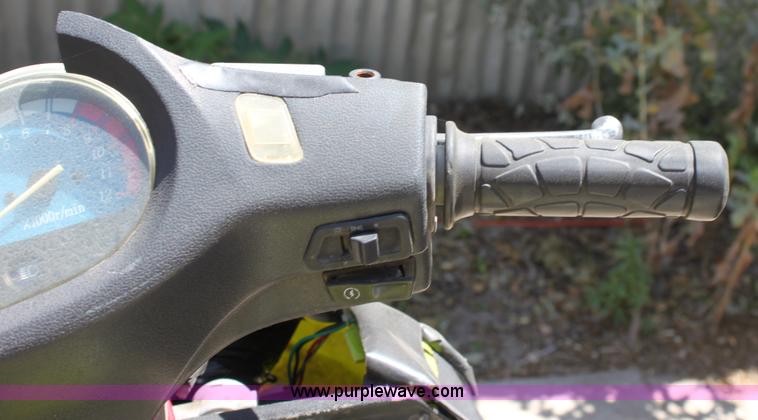 image for item D5141 2005 Viva moped