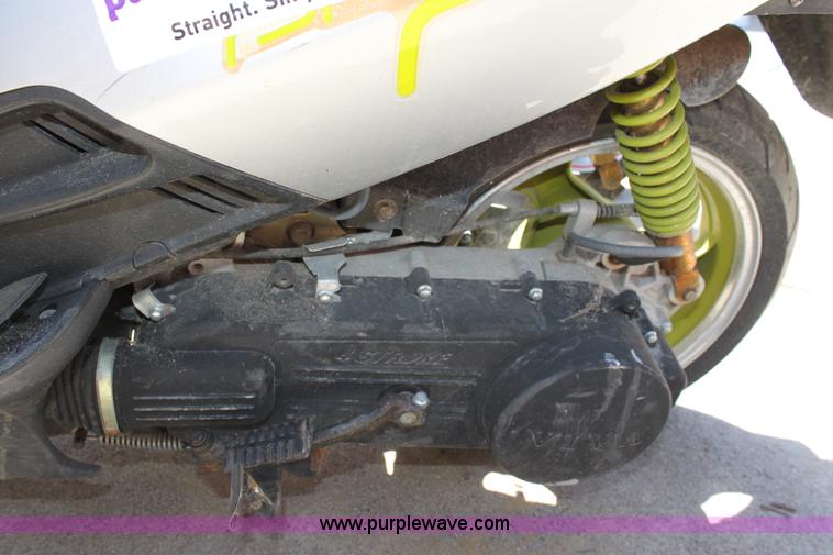 image for item D5141 2005 Viva moped