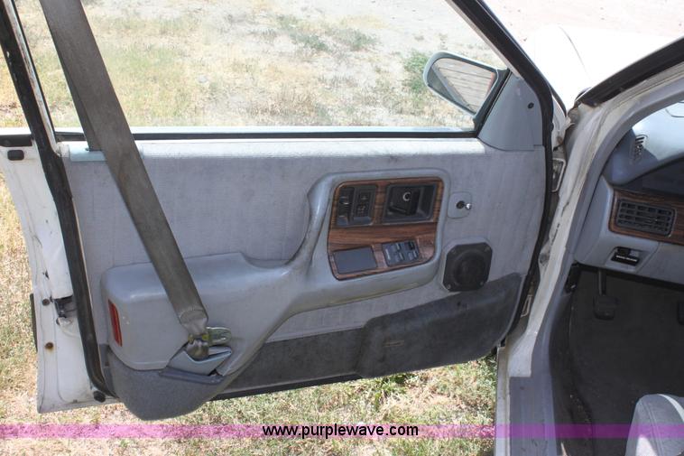 image for item D5421 1990 Pontiac Bonneville LE