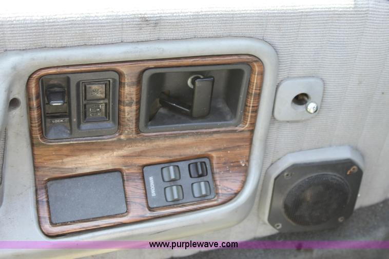 image for item D5421 1990 Pontiac Bonneville LE