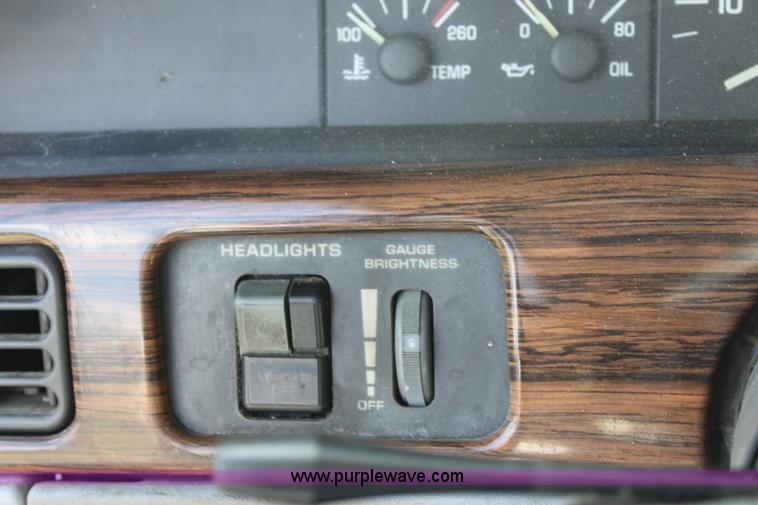 image for item D5421 1990 Pontiac Bonneville LE