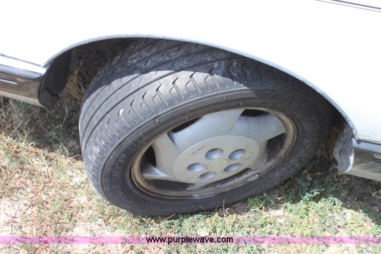 image for item D5421 1990 Pontiac Bonneville LE