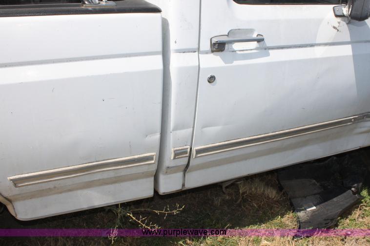 image for item D5423 1993 Ford F150 XLT pickup truck