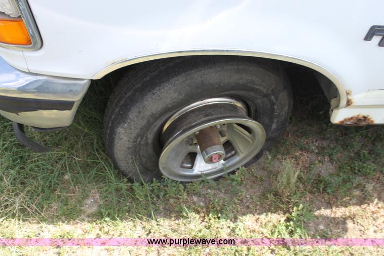 image for item D5423 1993 Ford F150 XLT pickup truck