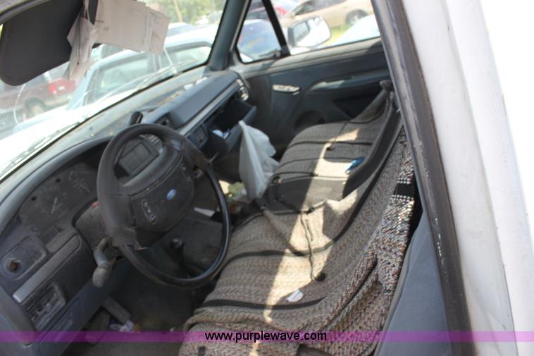 image for item D5423 1993 Ford F150 XLT pickup truck