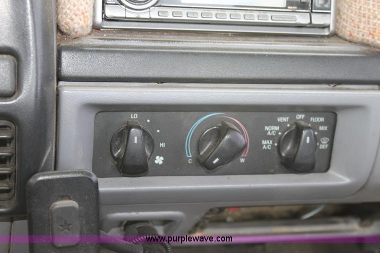 image for item D5436 1996 Ford F150 XL pickup truck