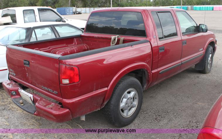image for item D5439 2004 Chevrolet S-10 pickup truck