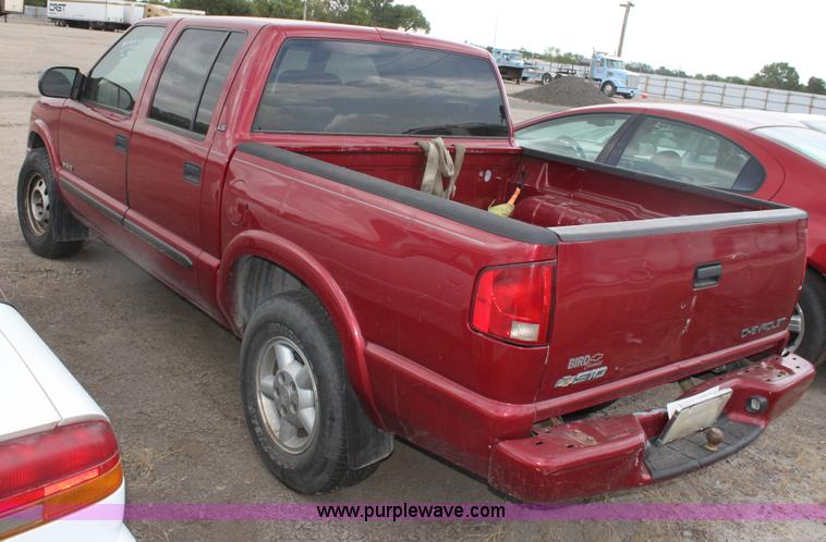image for item D5439 2004 Chevrolet S-10 pickup truck