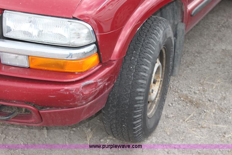 image for item D5439 2004 Chevrolet S-10 pickup truck