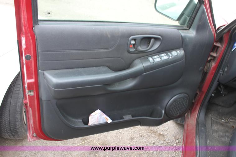 image for item D5439 2004 Chevrolet S-10 pickup truck