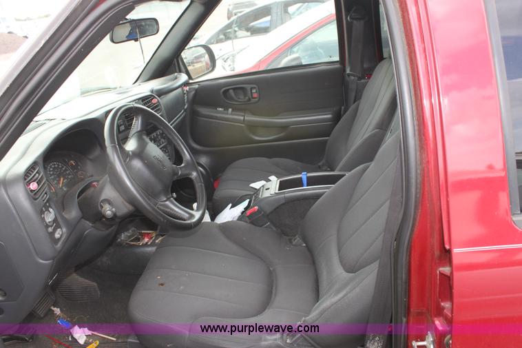 image for item D5439 2004 Chevrolet S-10 pickup truck